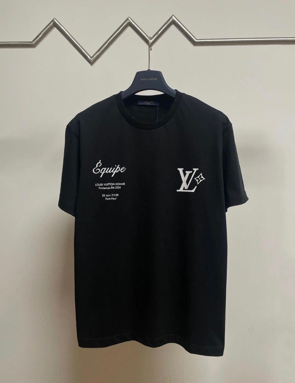 Camiseta clásica con estampado de letras delanteras y traseras