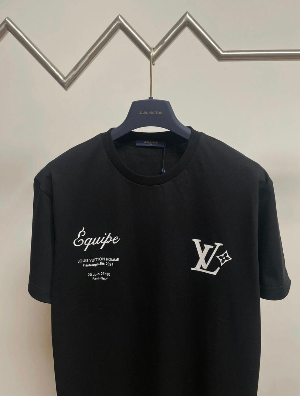 Camiseta clásica con estampado de letras delanteras y traseras