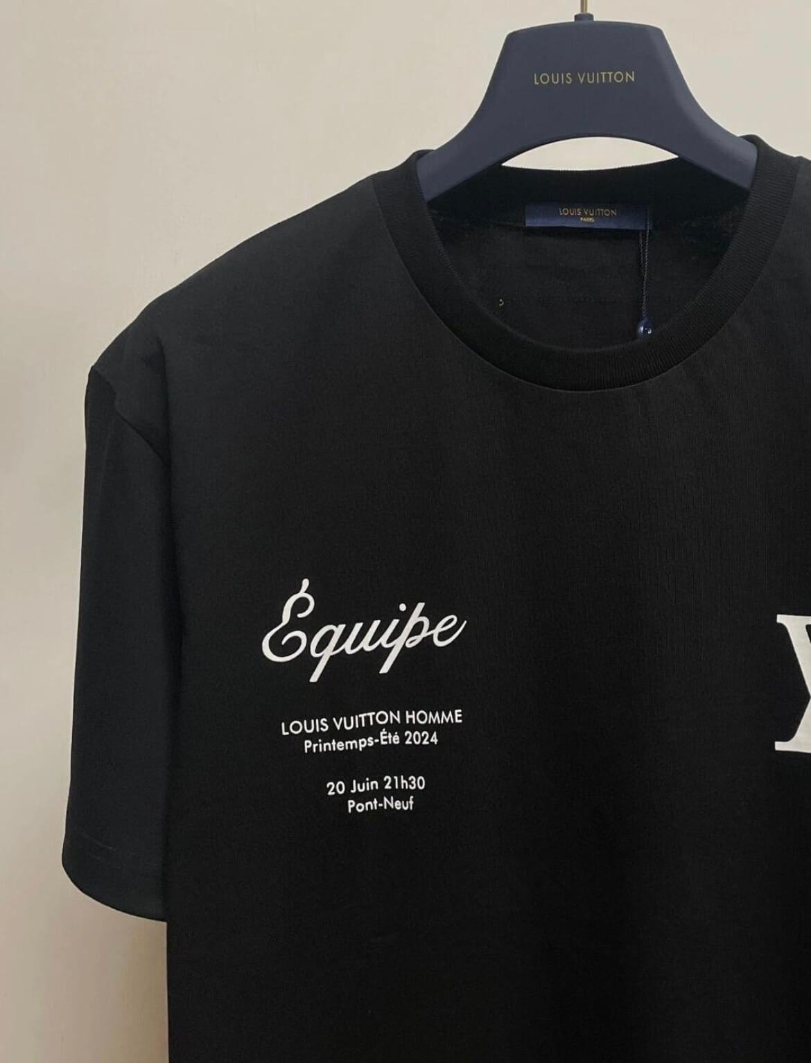 Camiseta clásica con estampado de letras delanteras y traseras