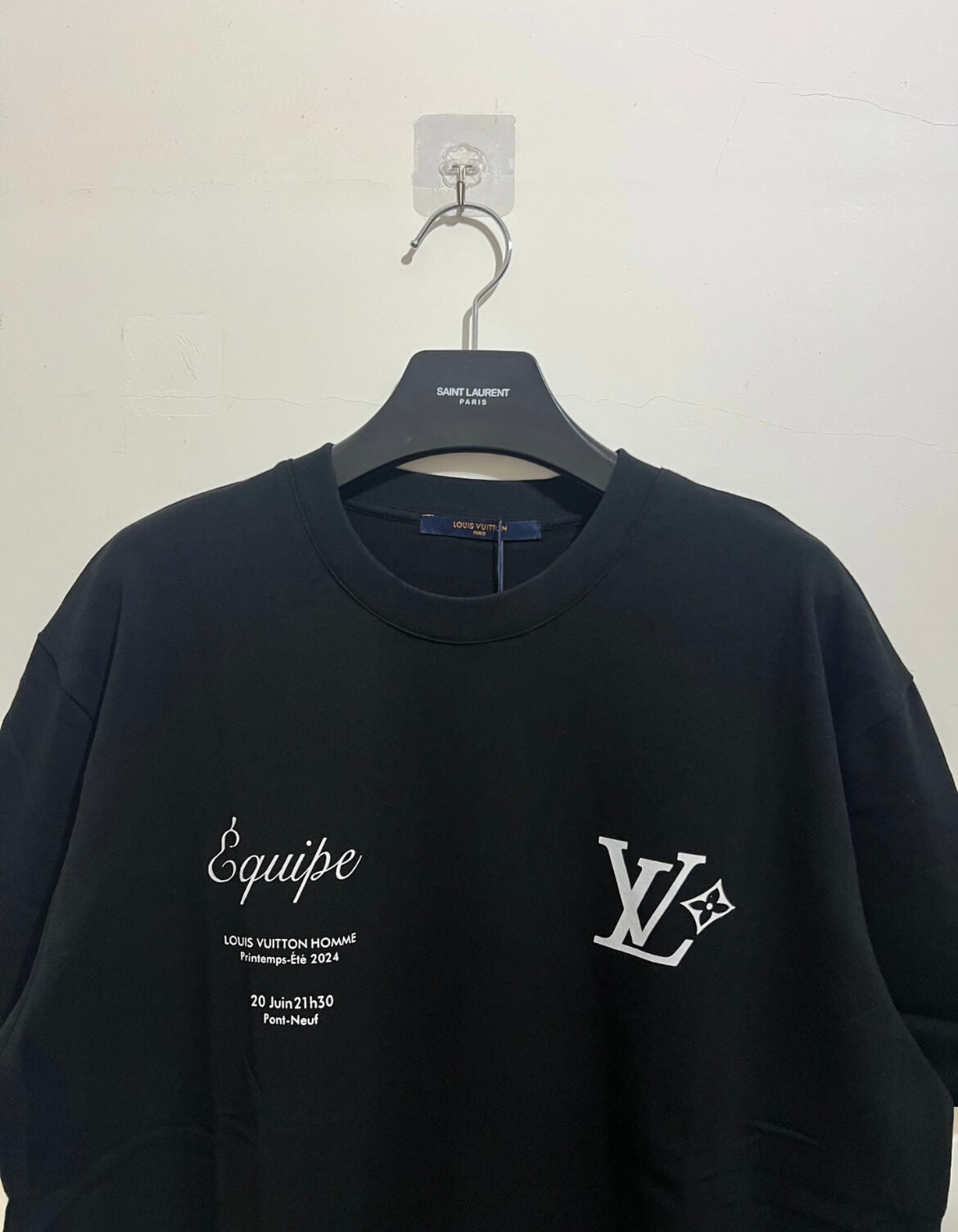 Camiseta clásica con estampado de letras delanteras y traseras