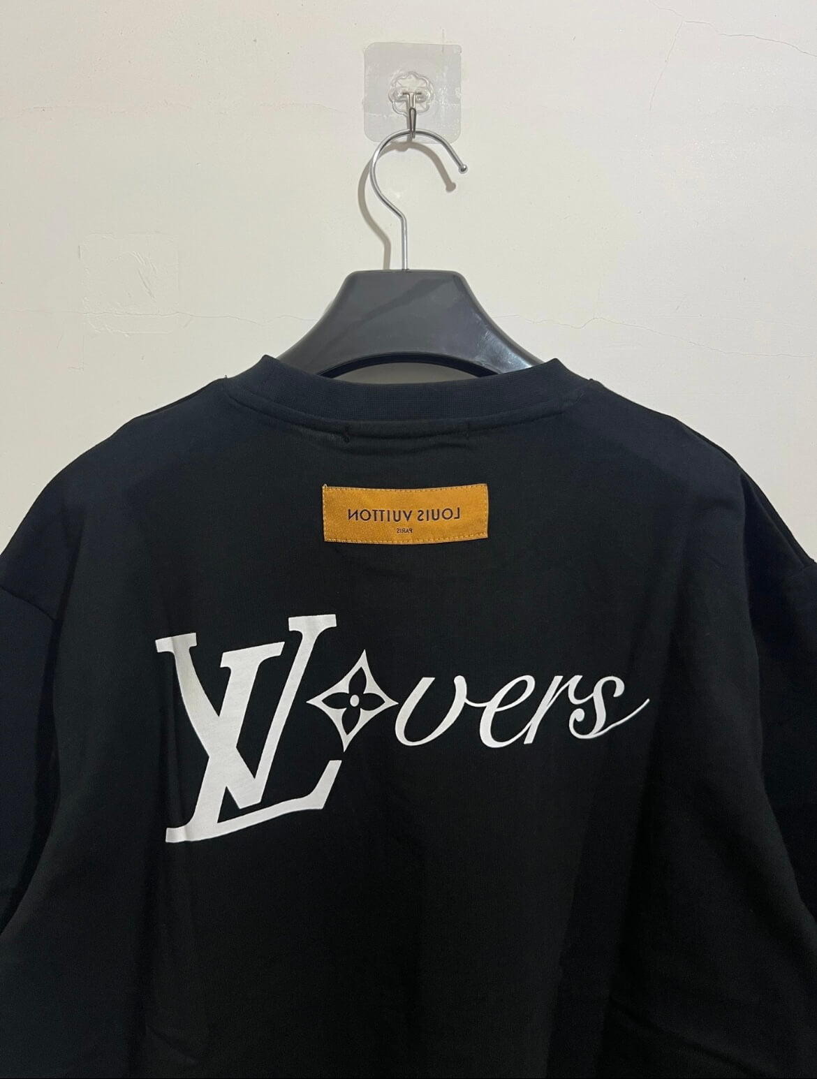 Camiseta clásica con estampado de letras delanteras y traseras