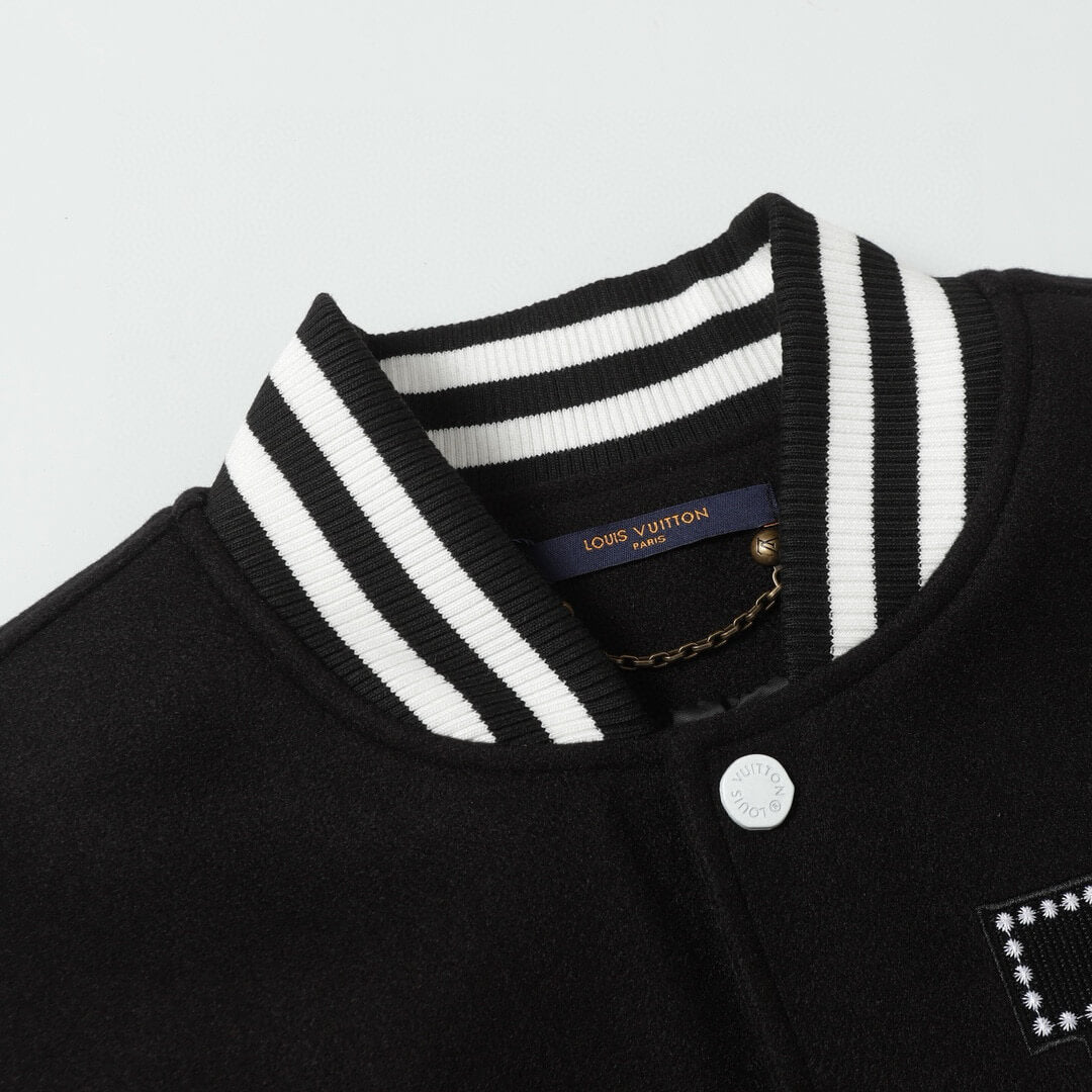 Chaqueta de béisbol con ribete de perlas