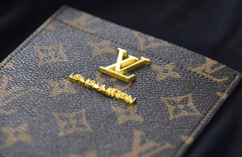 2025 New Classic Floral Pocket with Metal Logo T-shirt