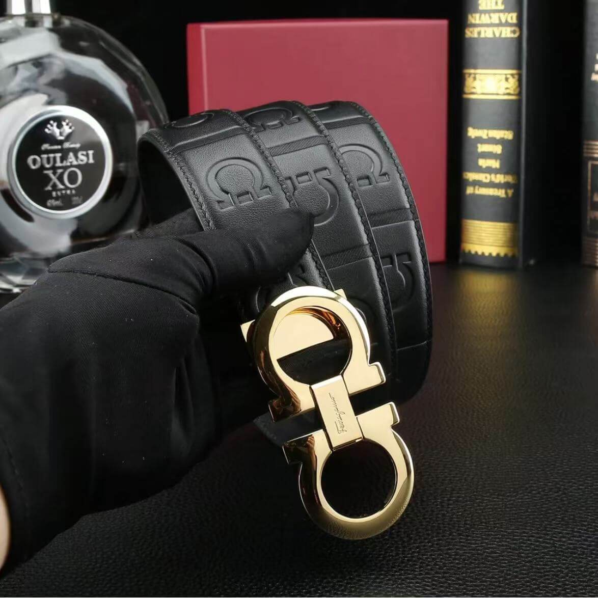 Cinturón de cuero repujado de moda