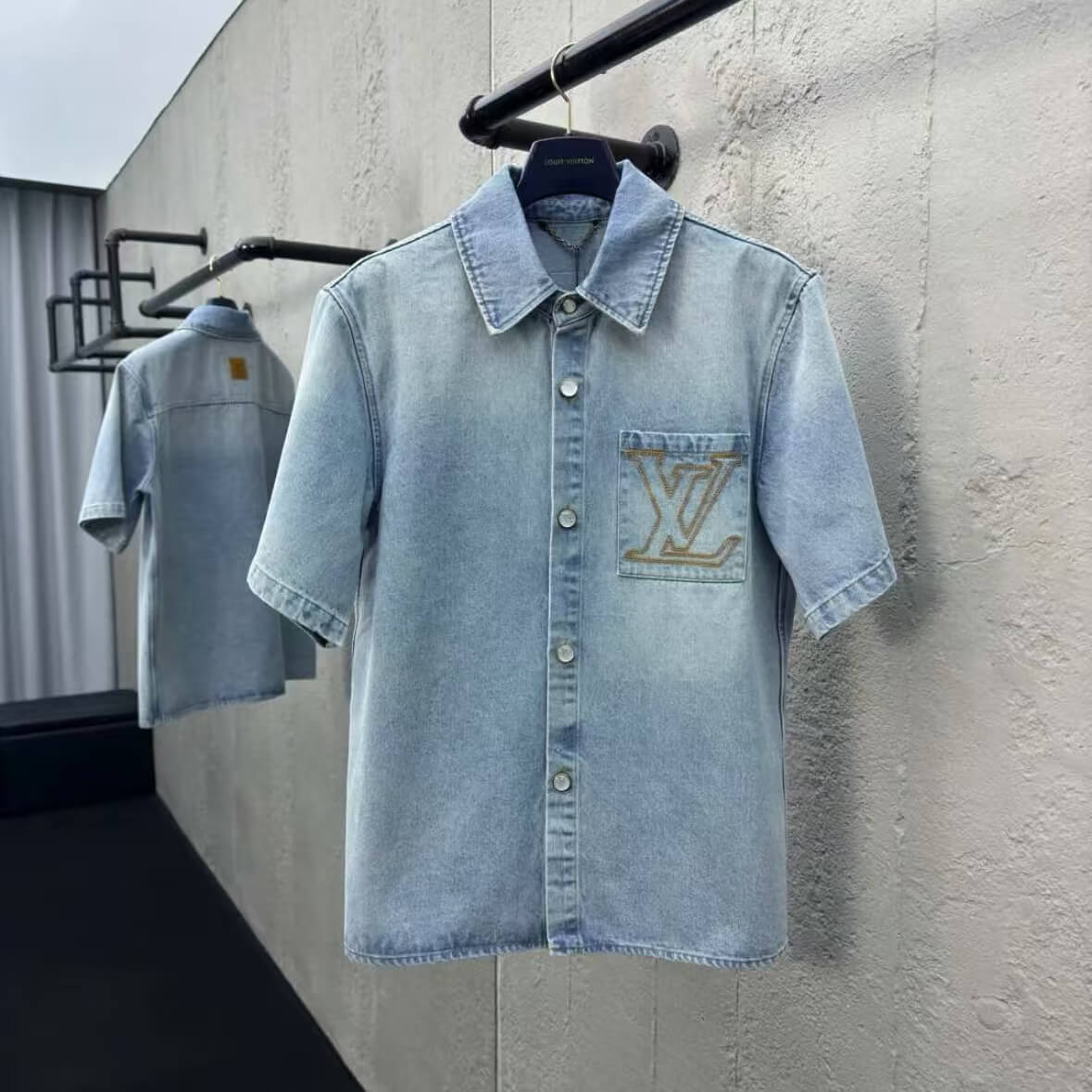 Camisa vaquera bordada con letras de bolsillo