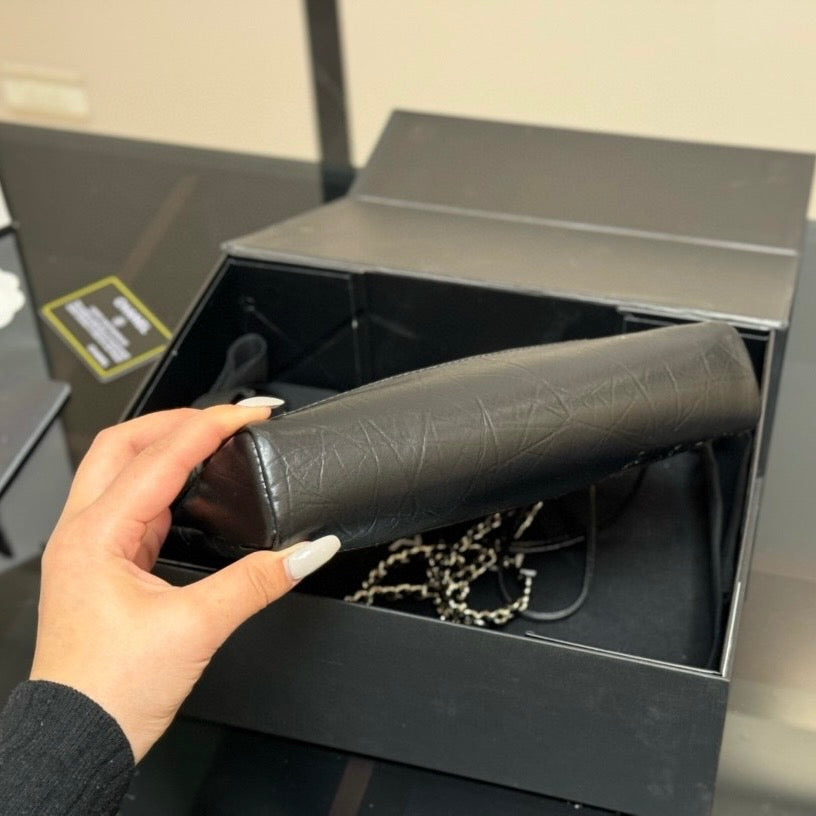 Elegante bolso bandolera de piel arrugada