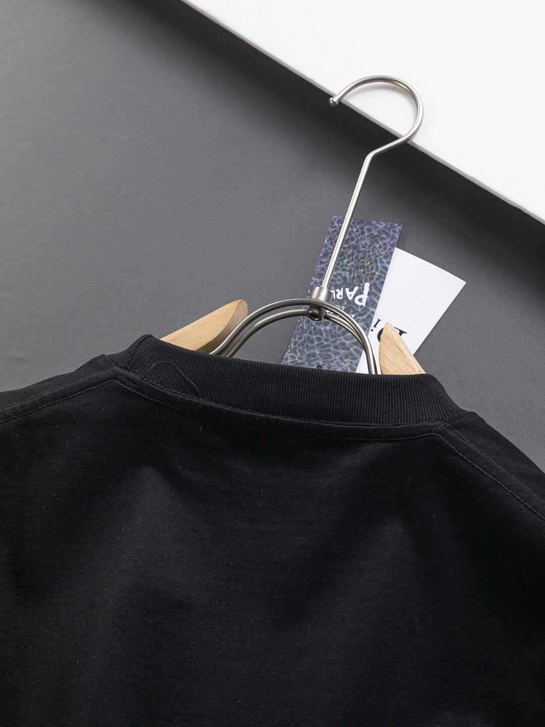 Camiseta con bordado de letras florales