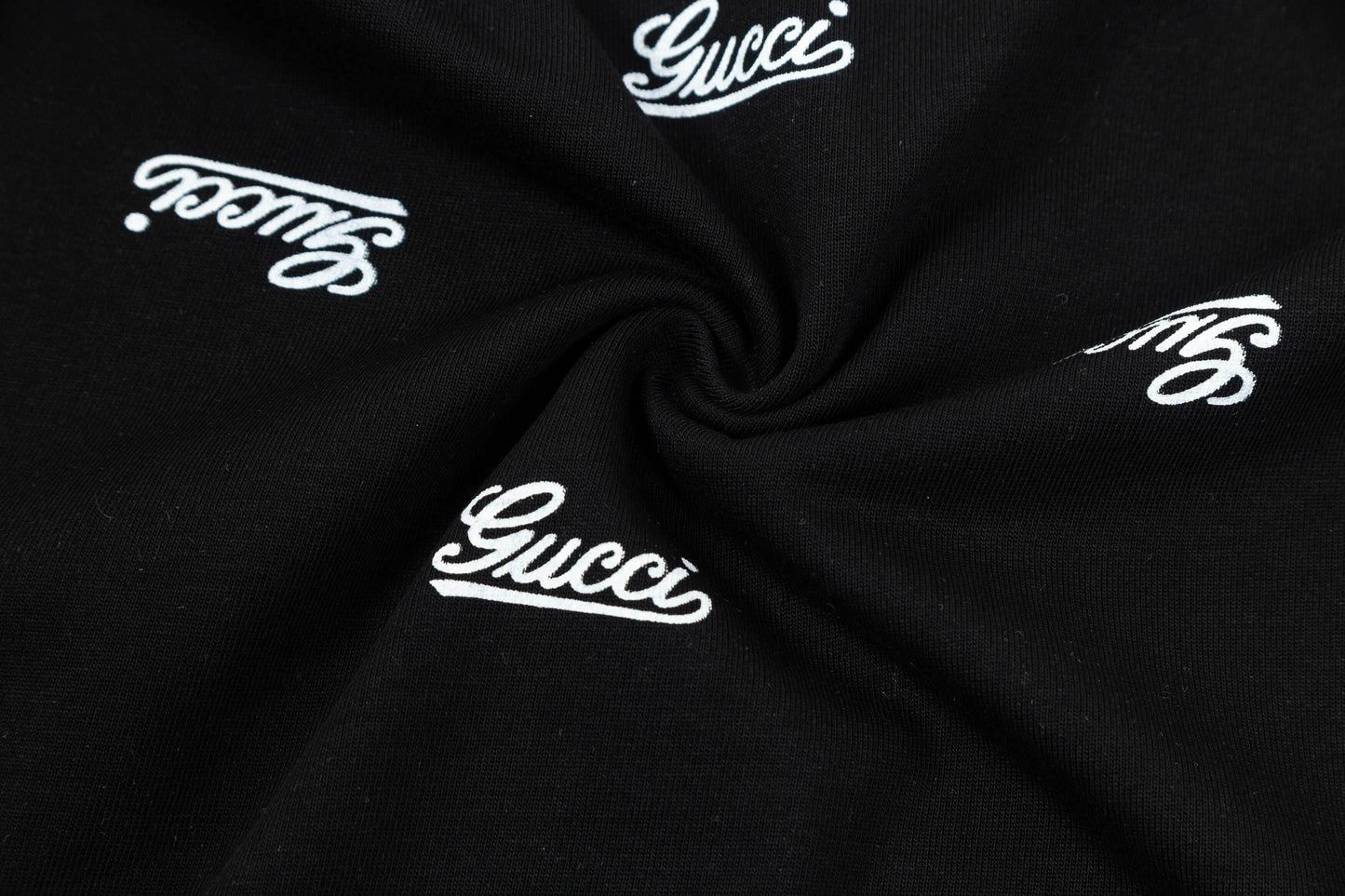 Camiseta con letras estampadas completas