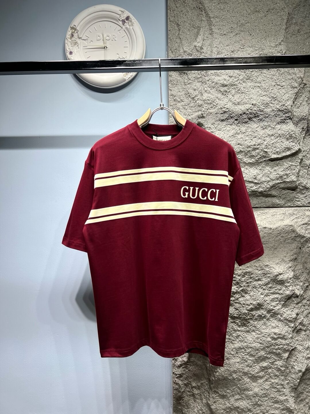 Camiseta de rayas con letras bordadas