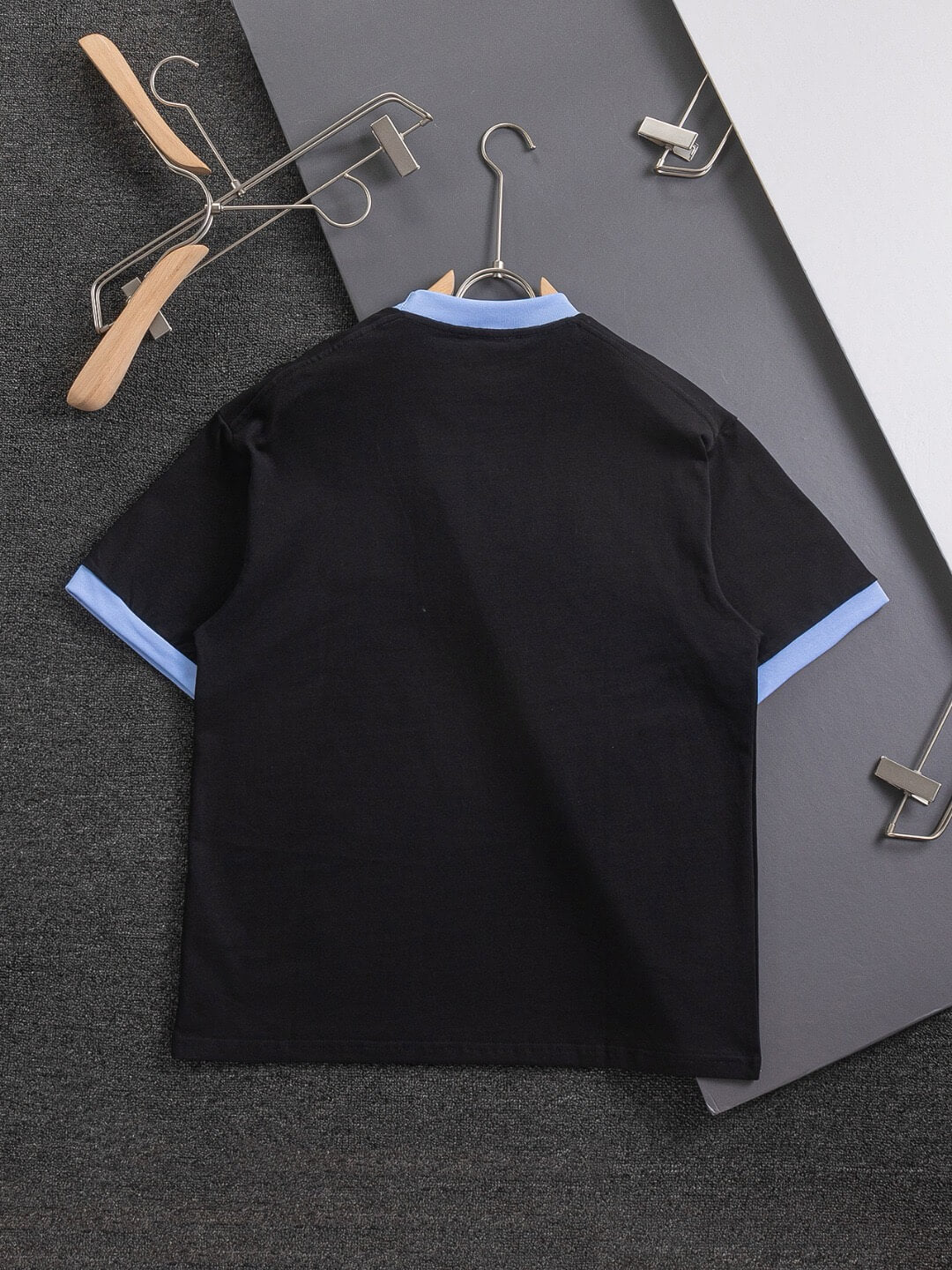 Camiseta con bordado de doble G en el pecho