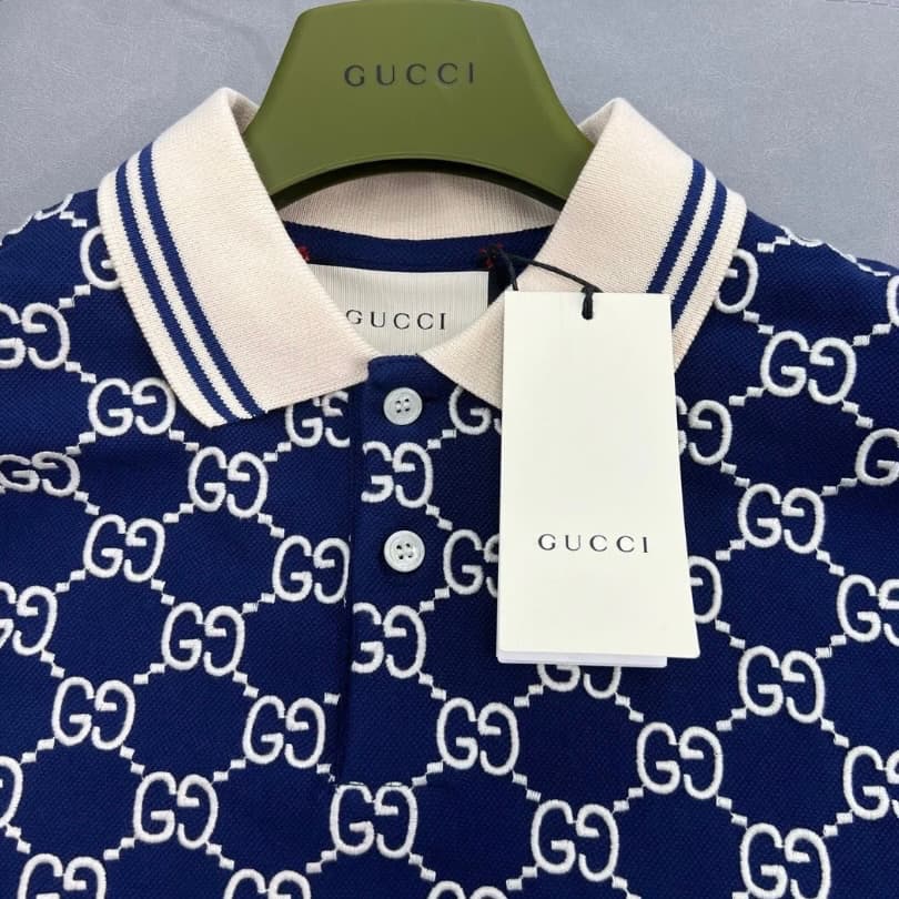 Polo clásico con estampado integral