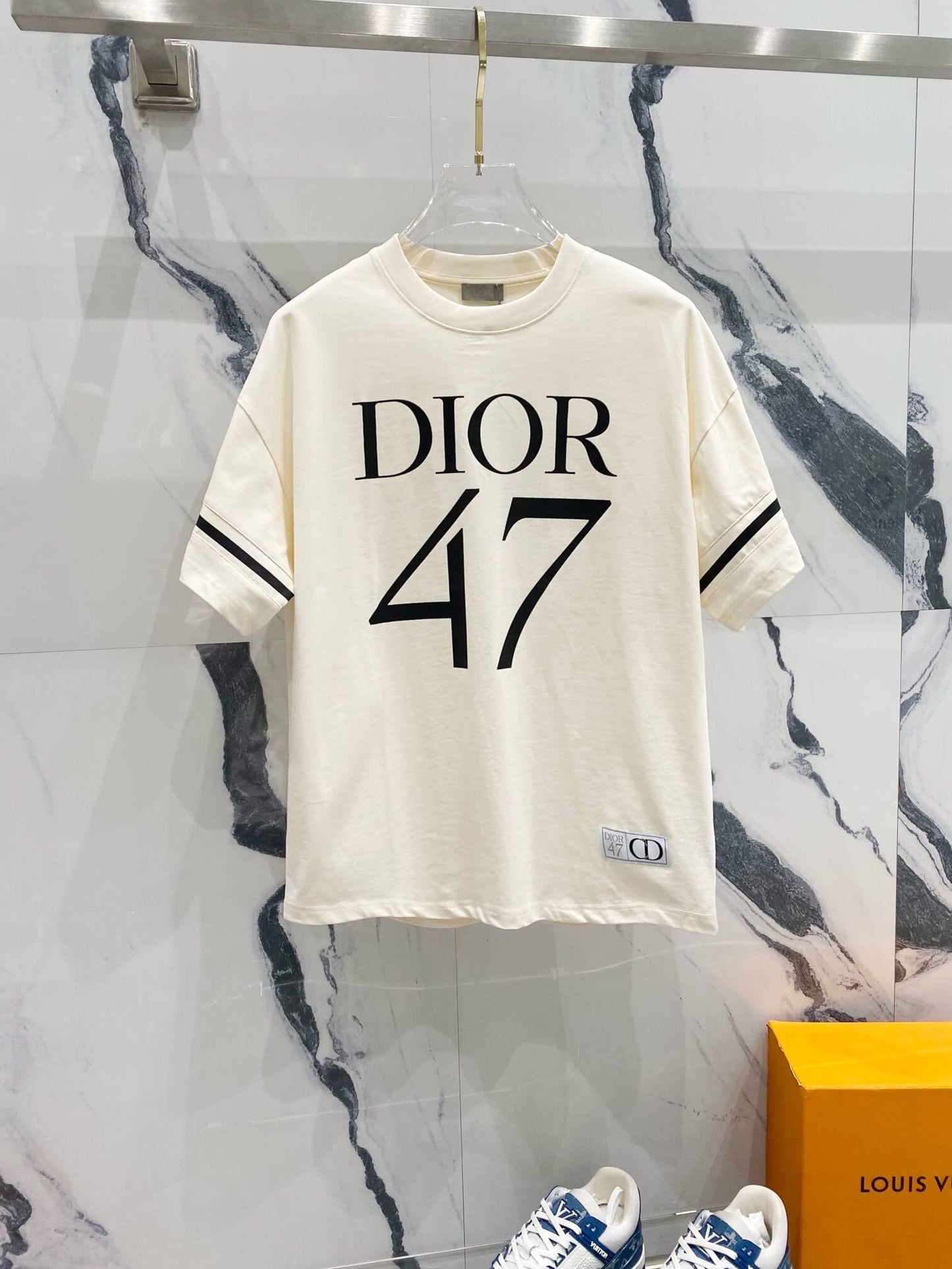 Camiseta con mangas articuladas