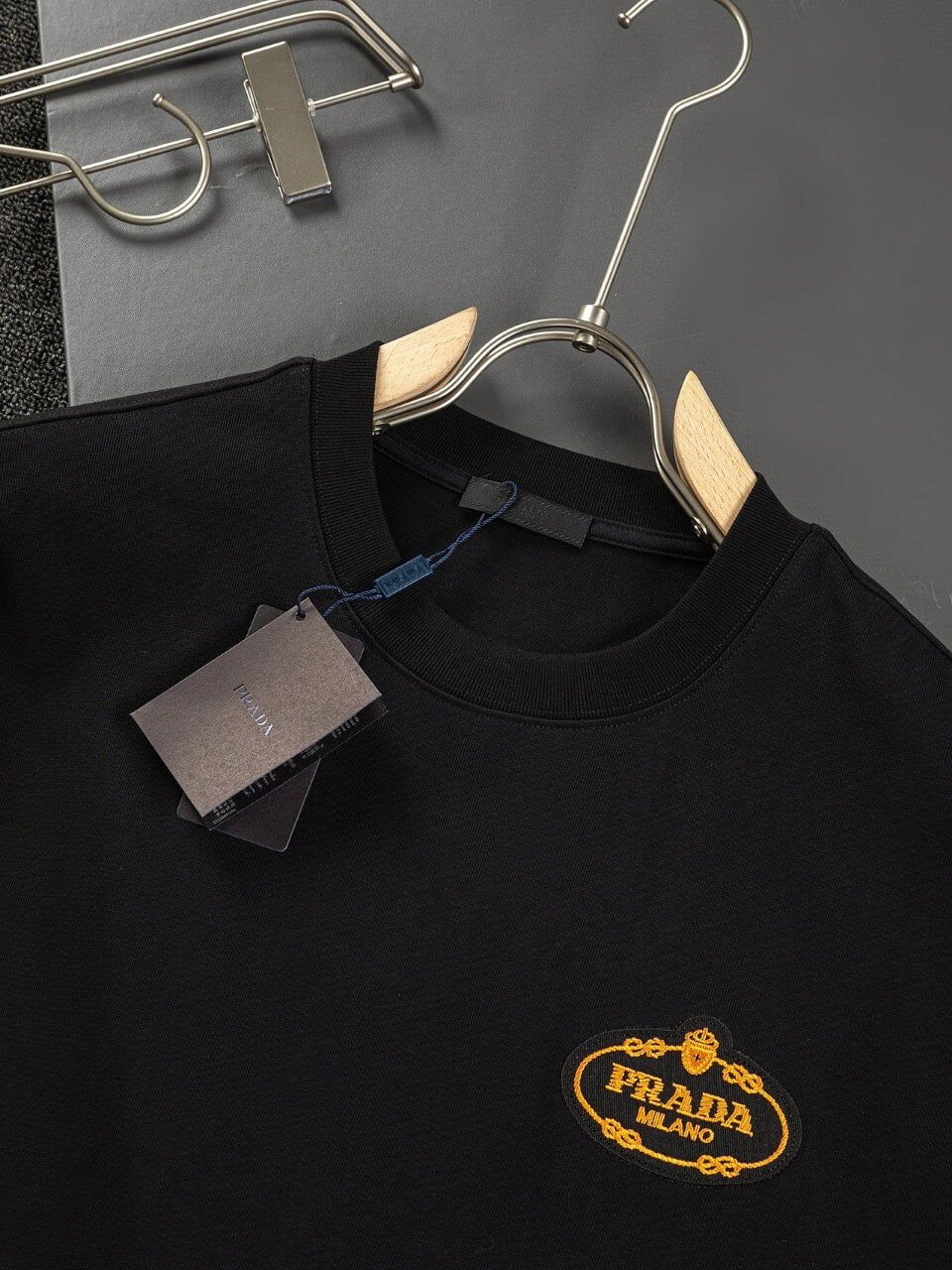 Camiseta con bordado de corona