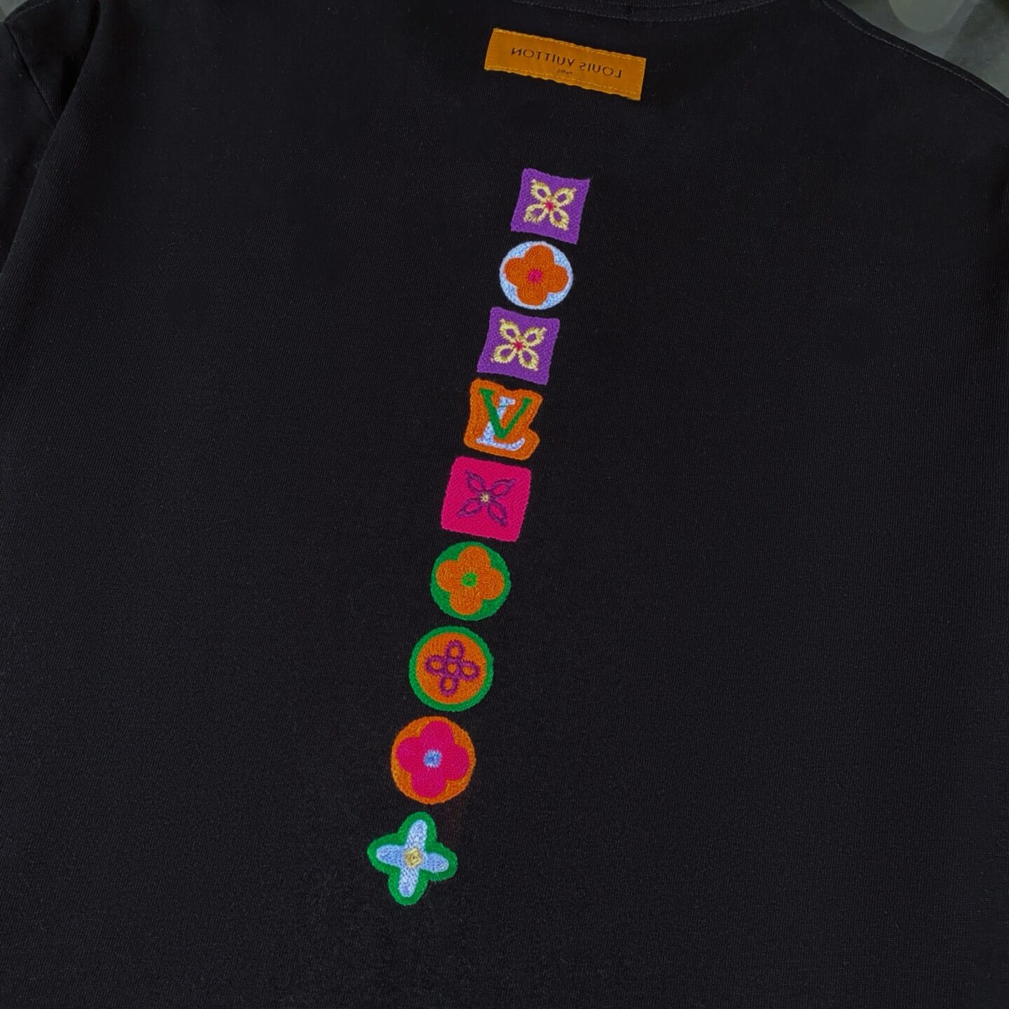 Camiseta con bordado de dopamina