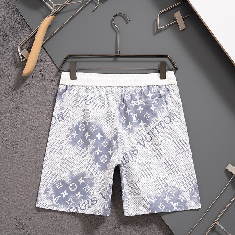 Shorts de playa con cuadros por todas partes