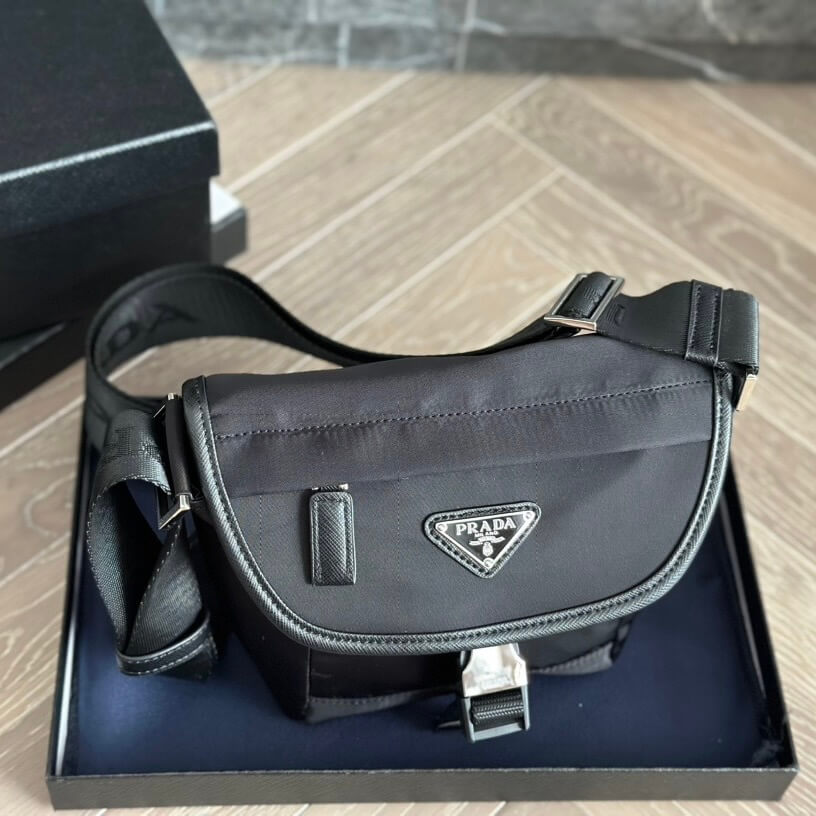 Bolso bandolera trapezoidal invertido de nailon