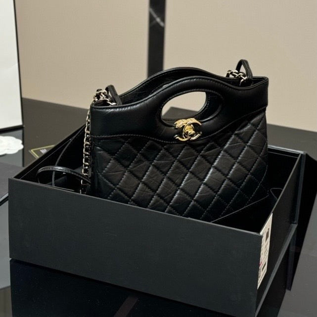 Elegante bolso bandolera de piel arrugada