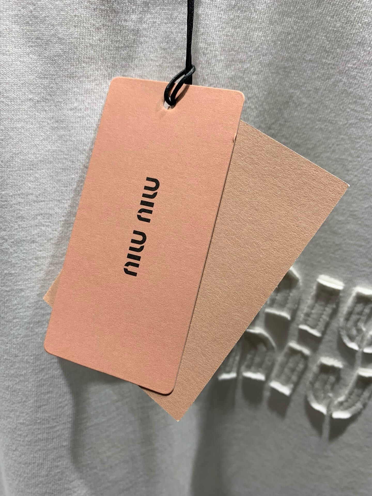 Camiseta con bordado de apliques