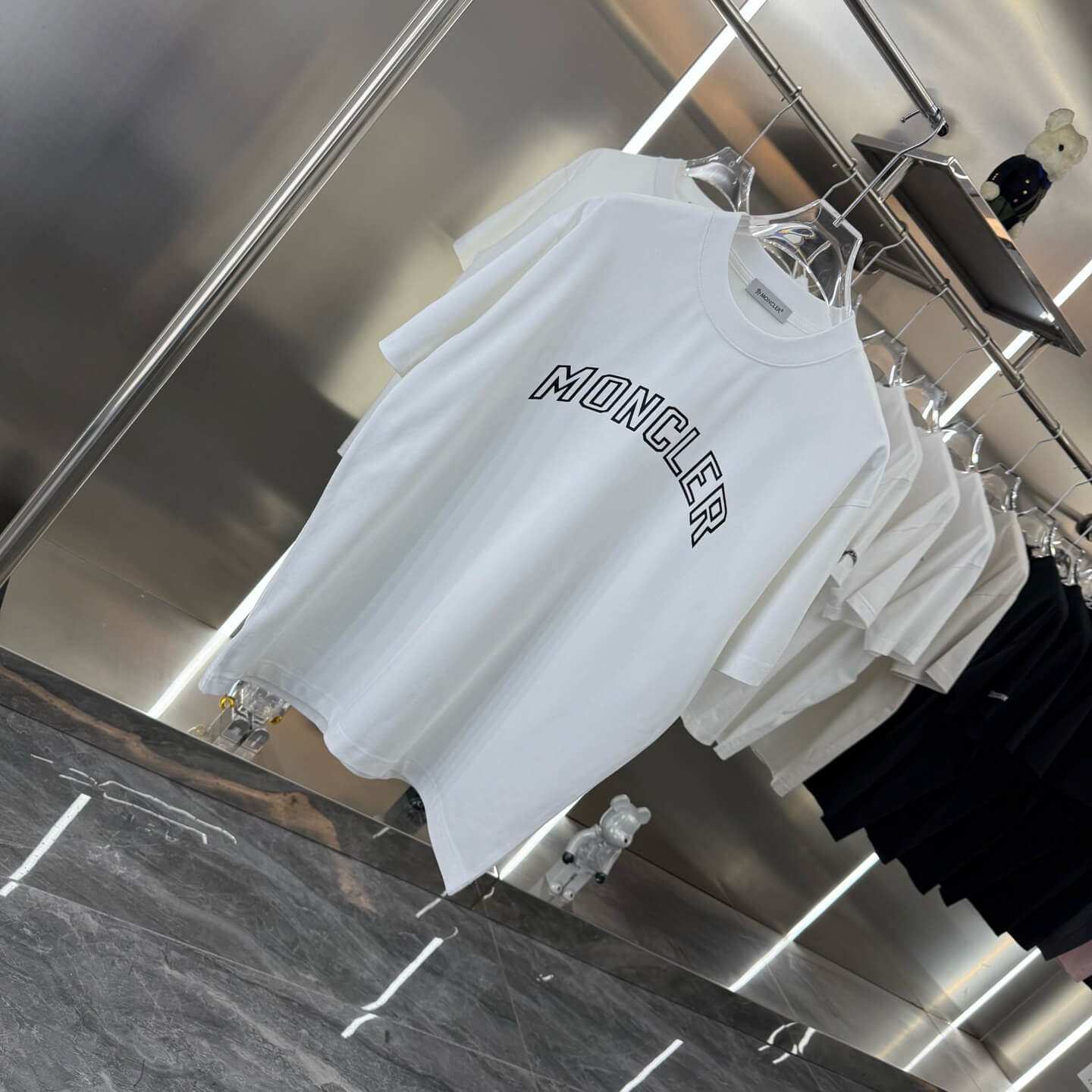 Camiseta con estampado de letras huecas