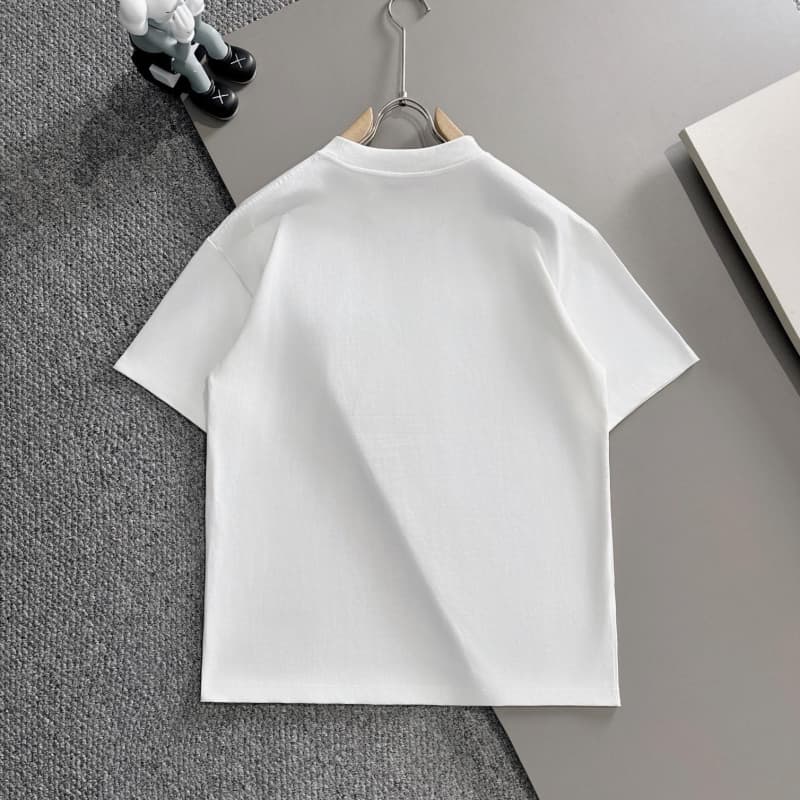 Camiseta bordada con flecos de arcoíris