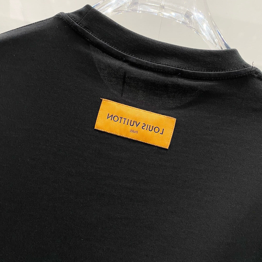 Camiseta con bordado en el escote