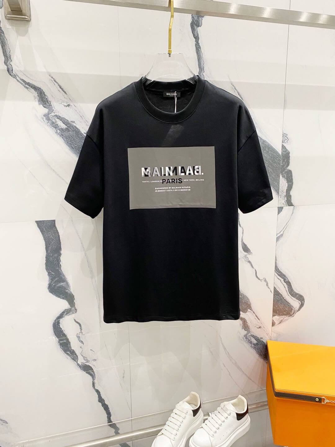 Camiseta con el alfabeto de París