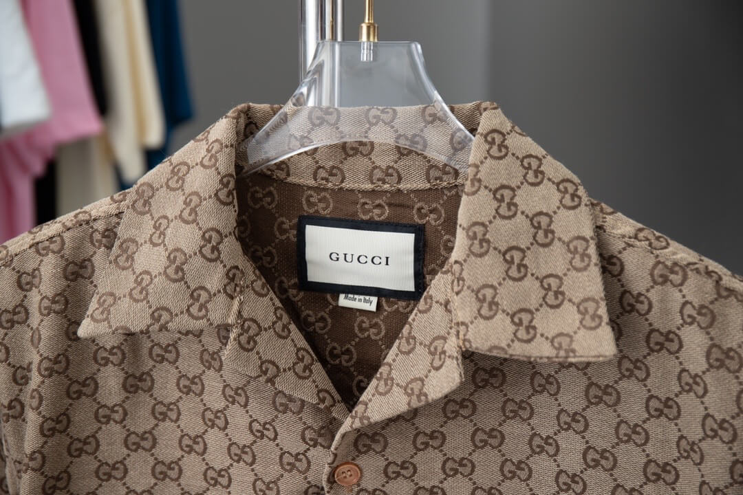 Camiseta marrón con estampado integral