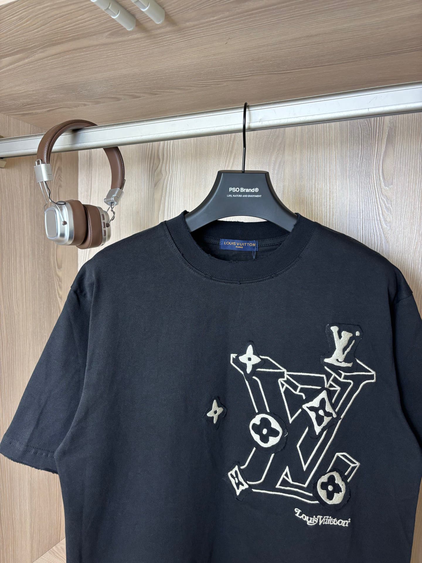 Camiseta con bordado y apliques