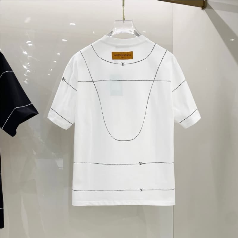 Collier et t-shirt à accents métalliques de la ligne 2025