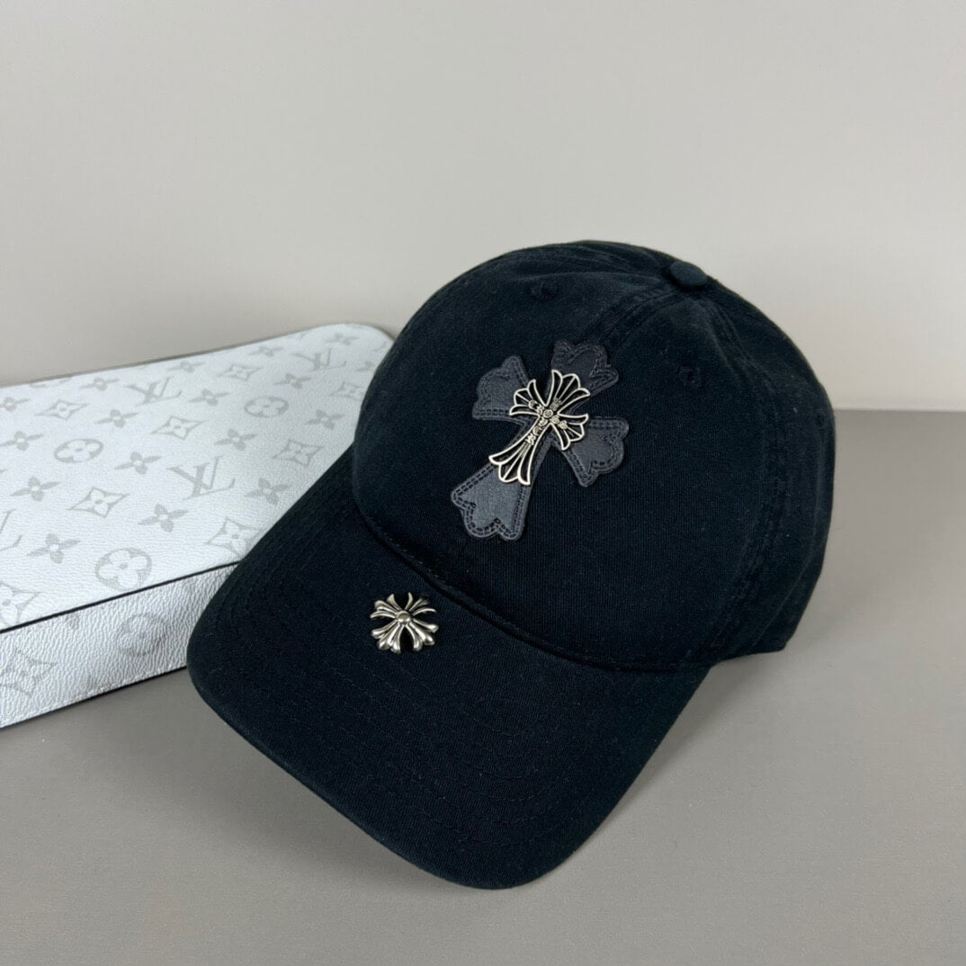 Gorra informal vanguardista decorada con metal