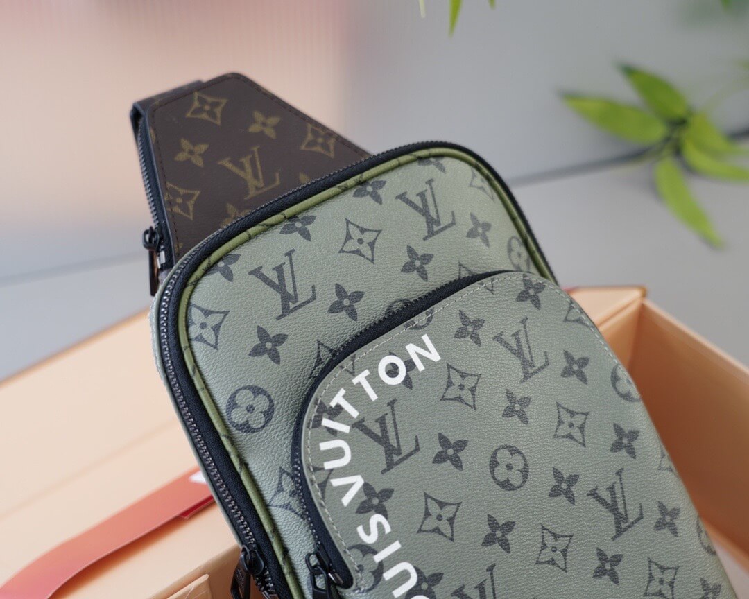 Bolso de pecho clásico con estampado completo y bloques de color