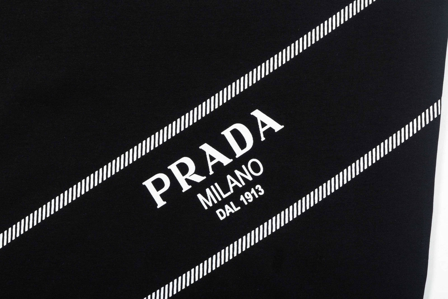 Camiseta clásica con estampado de triángulos