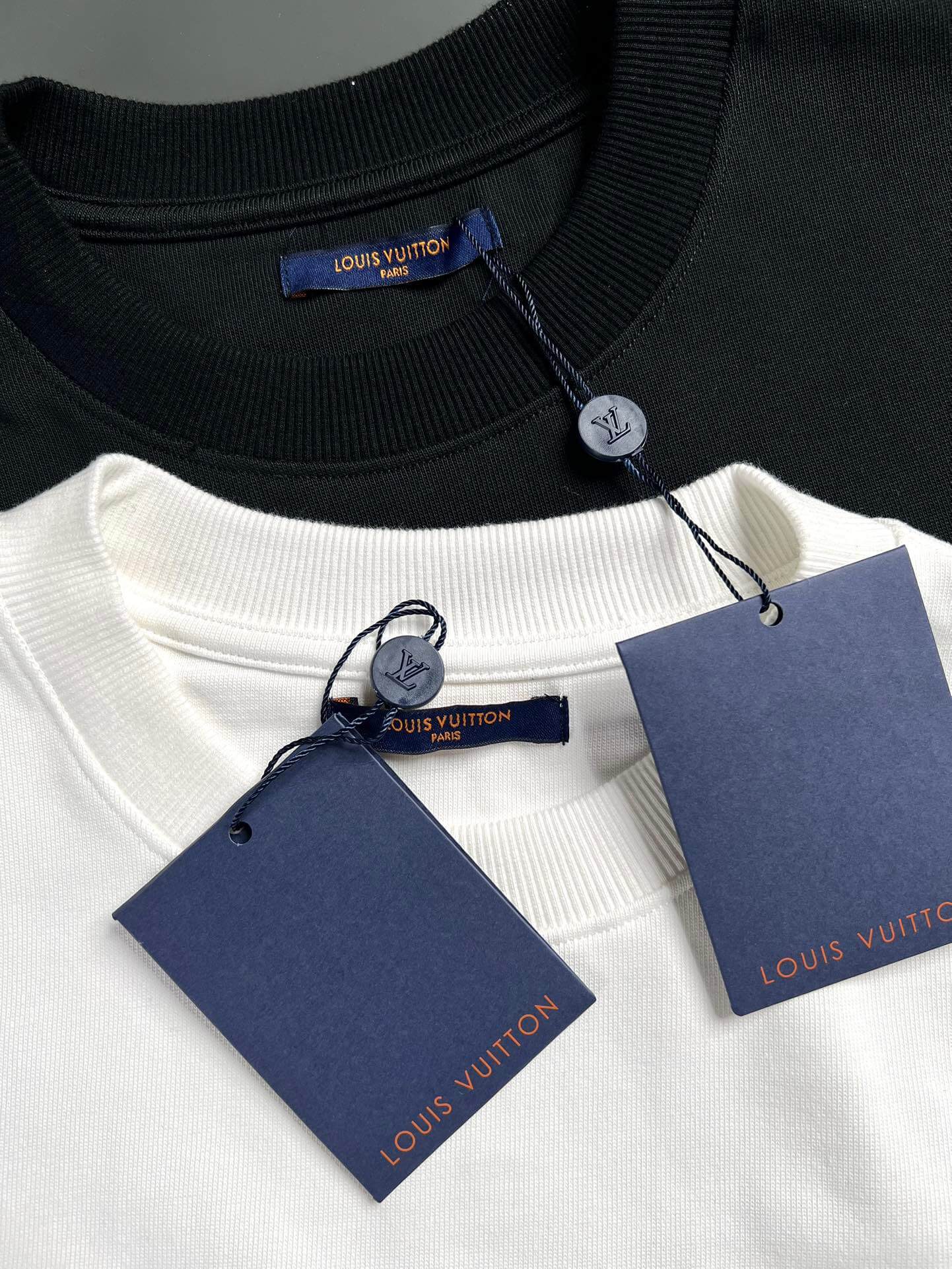 Camiseta bordada con avión