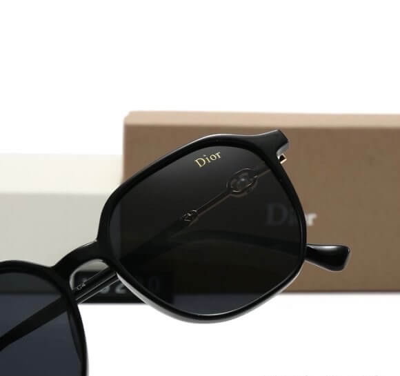 Gafas de sol clásicas, sencillas, con montura grande y patillas finas