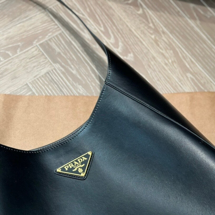 Bolso de mano sencillo con forma de media luna