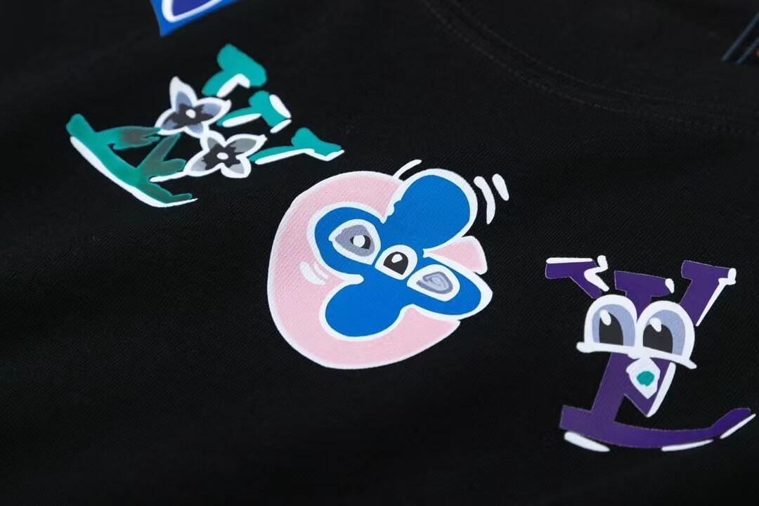 Camiseta con estampado de collar colorido