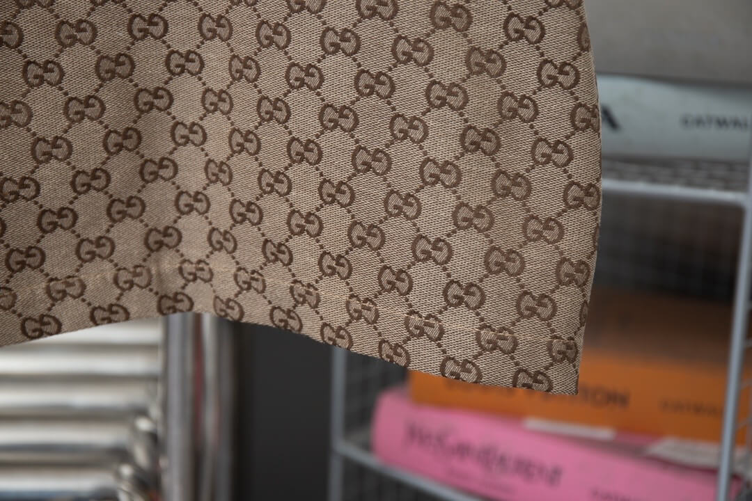 Camiseta marrón con estampado integral