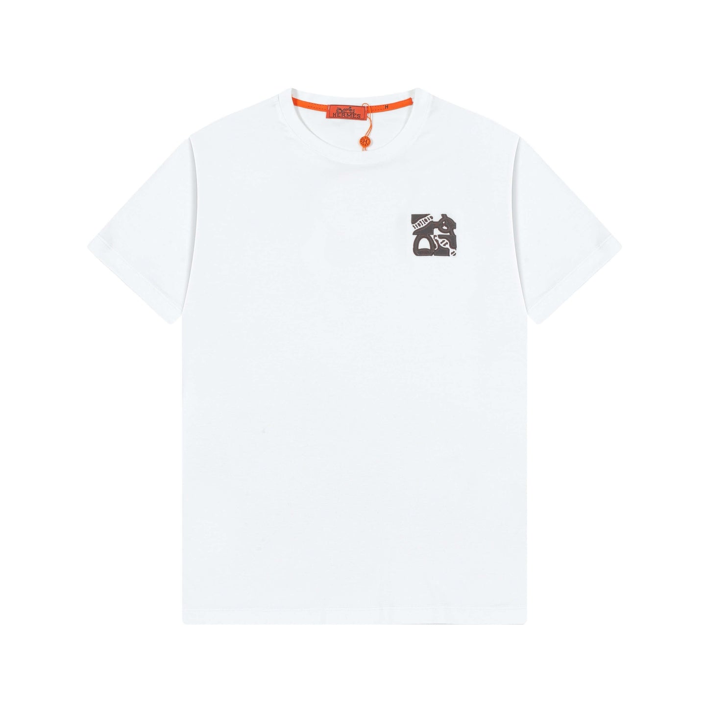 Camiseta con parche de cuero bordado