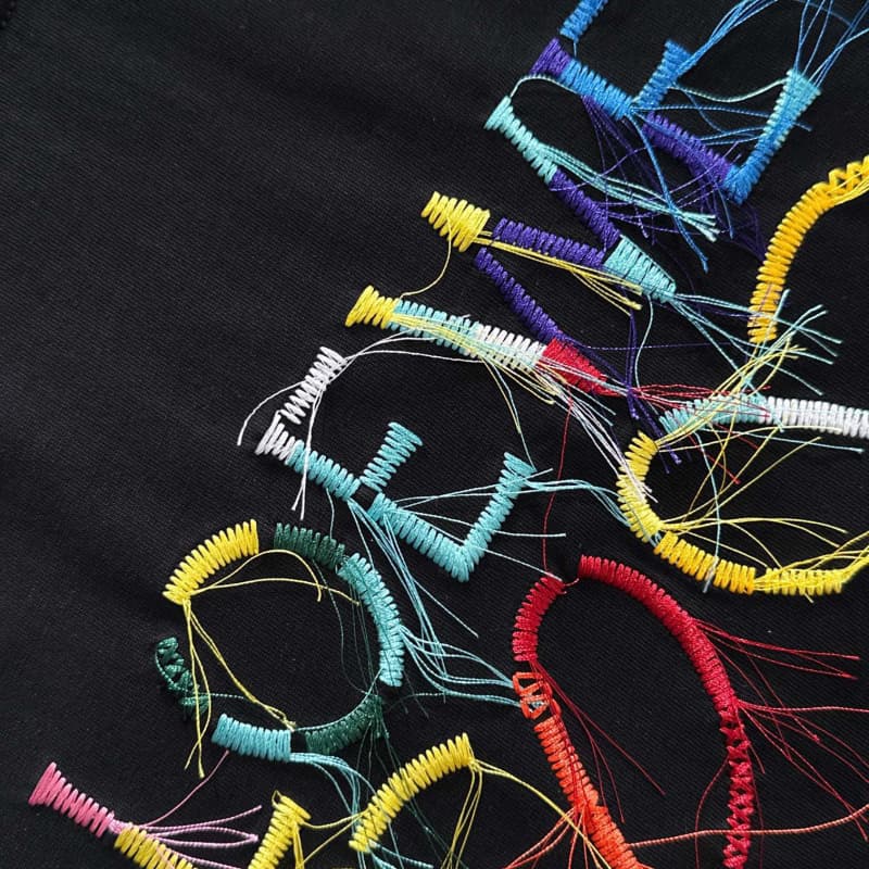 Camiseta bordada con flecos de arcoíris