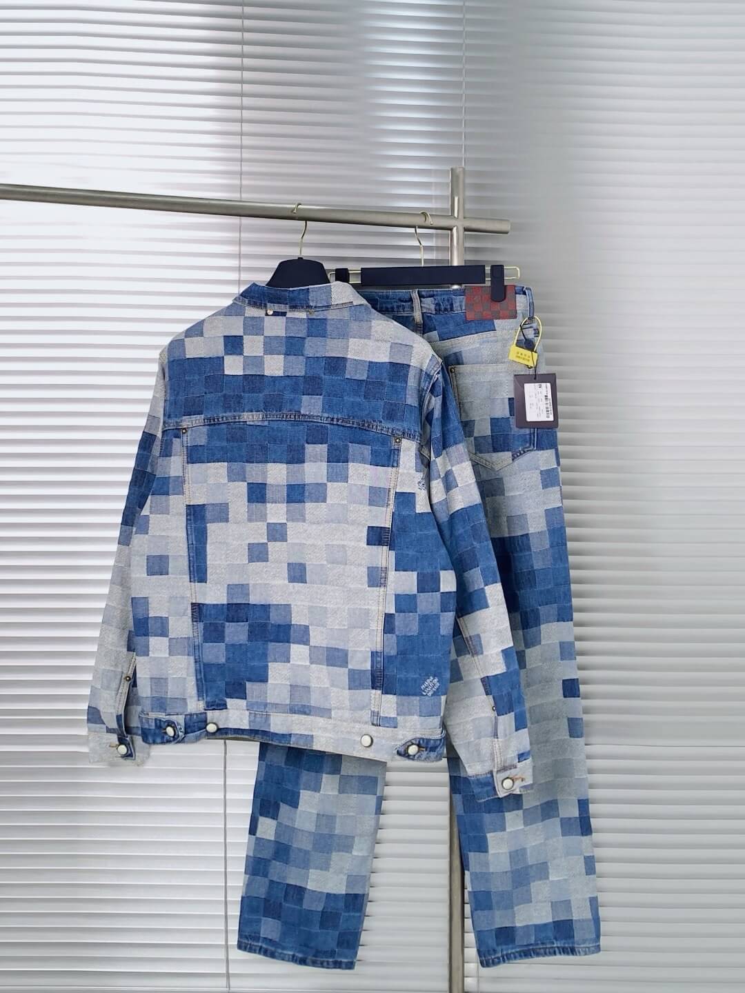 Nuevo traje de mezclilla a cuadros
