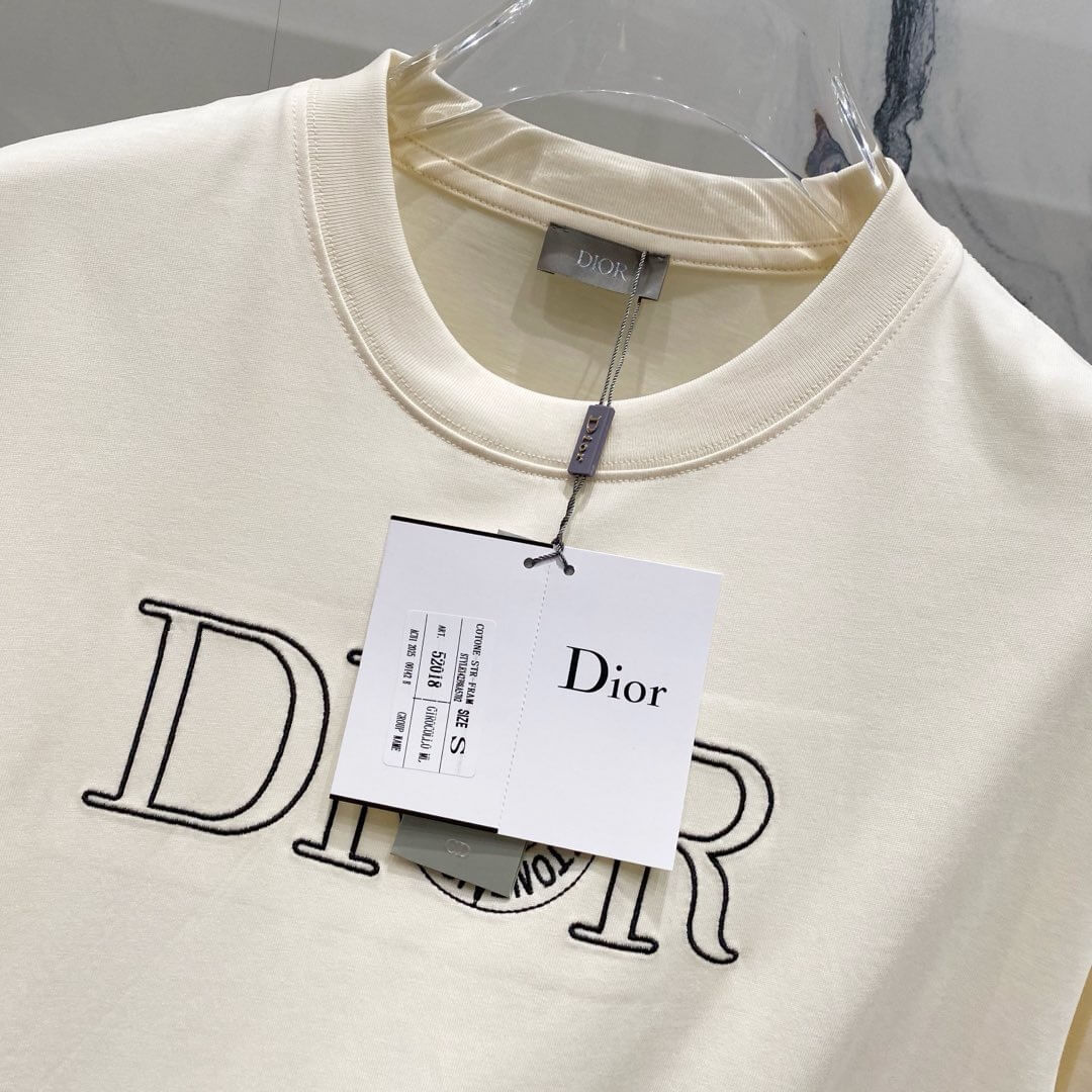 Camiseta con bordado de reloj del alfabeto