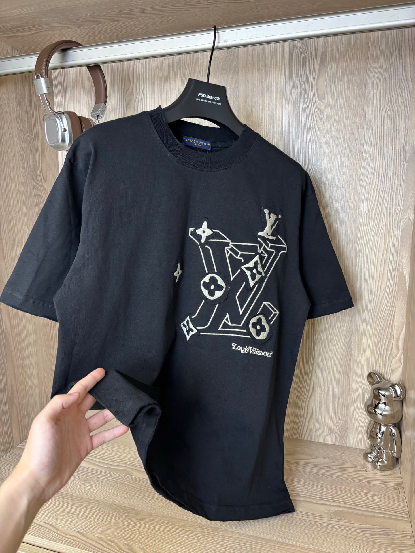 Camiseta con bordado y apliques