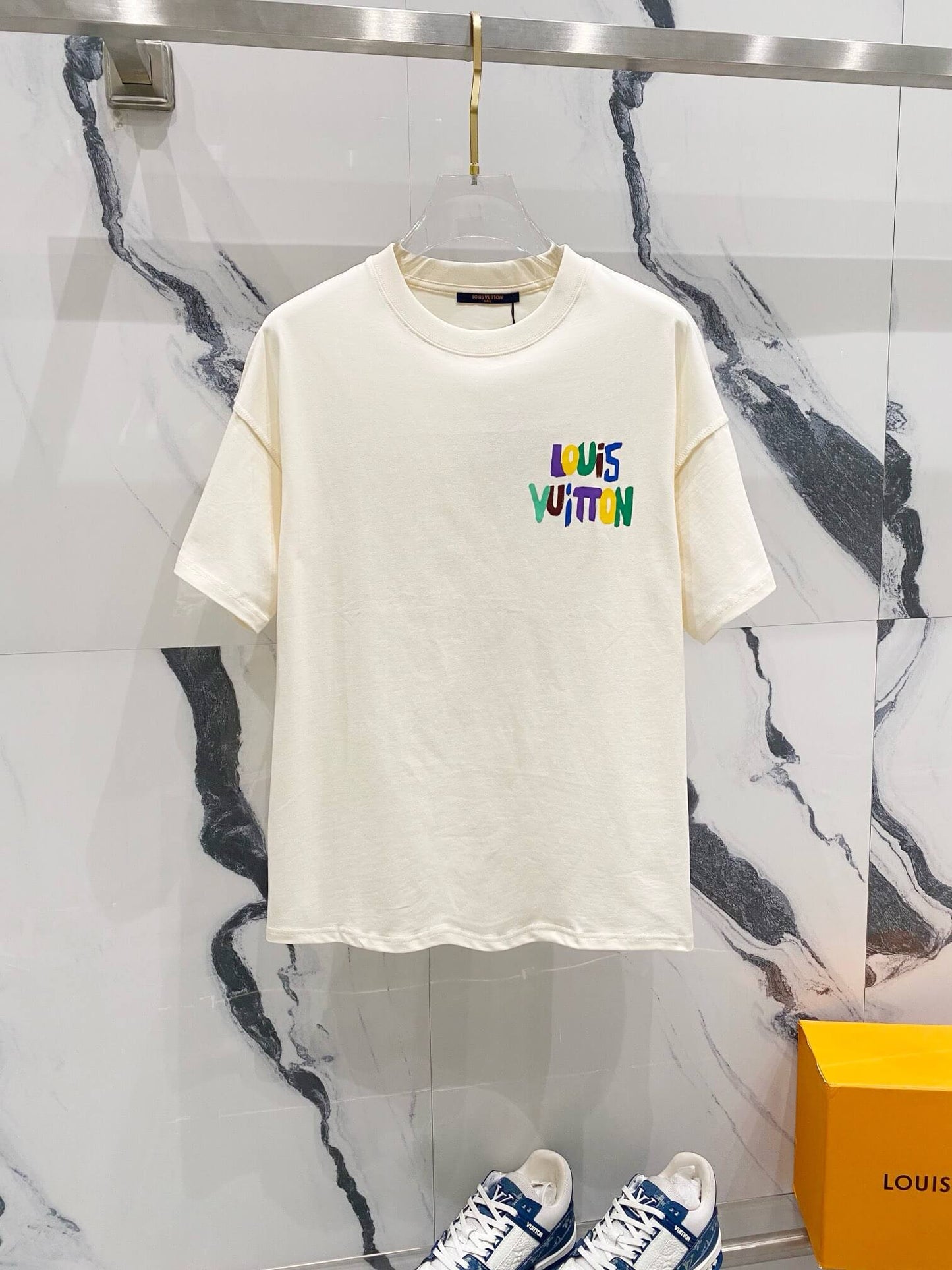 Camiseta con estampado de letras de colores