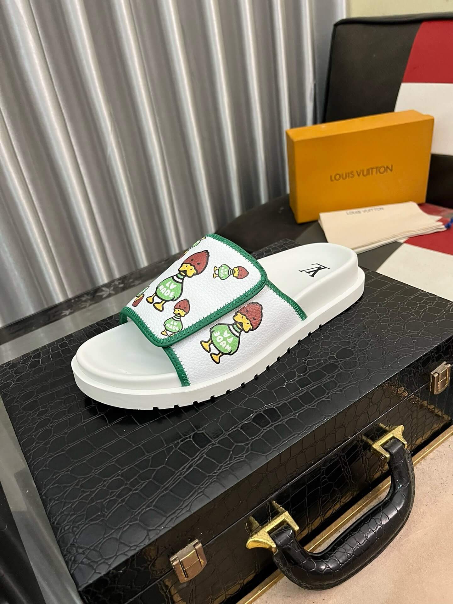 Chaussons en relief avec personnages de dessins animés