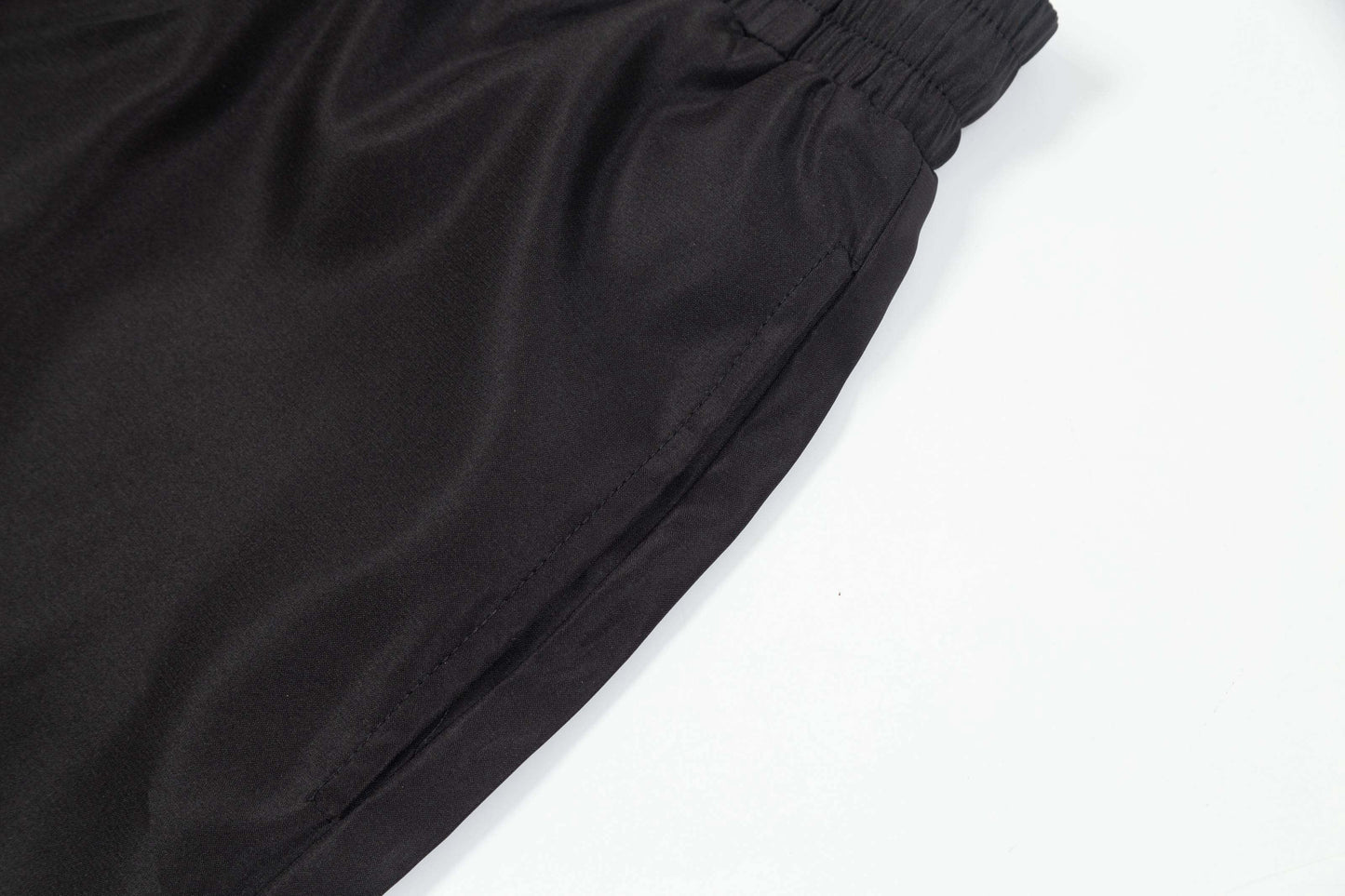 Shorts de playa con letras rosas bordadas