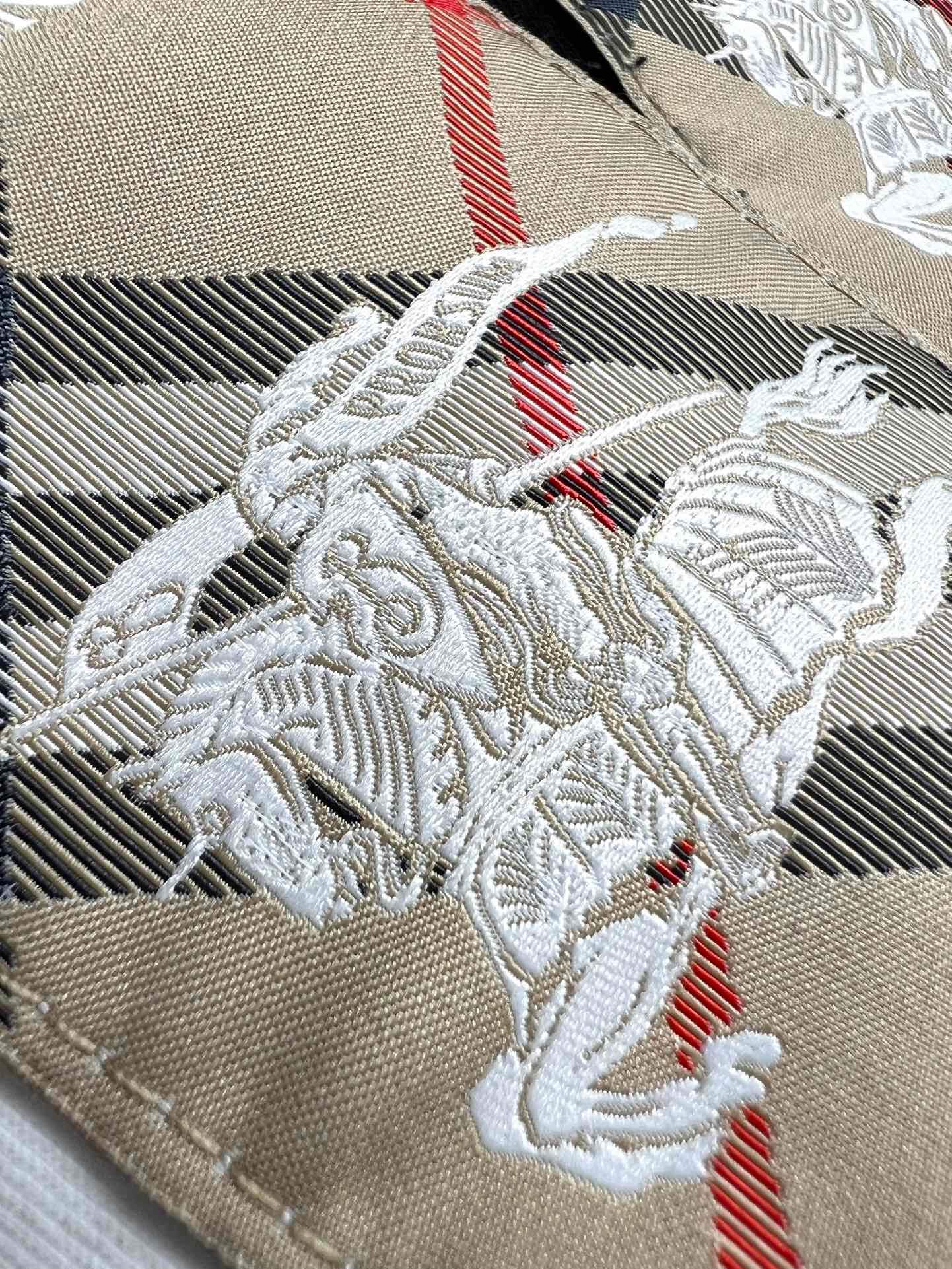 Camiseta clásica bordada con caballo de guerra