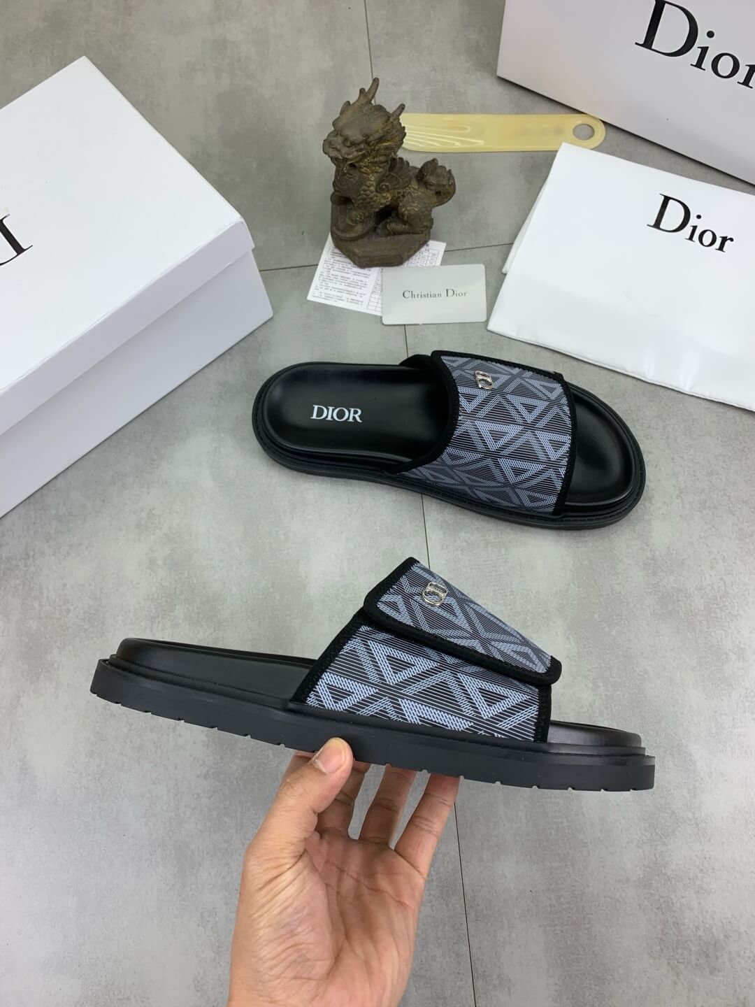 Zapatillas con letras de metal