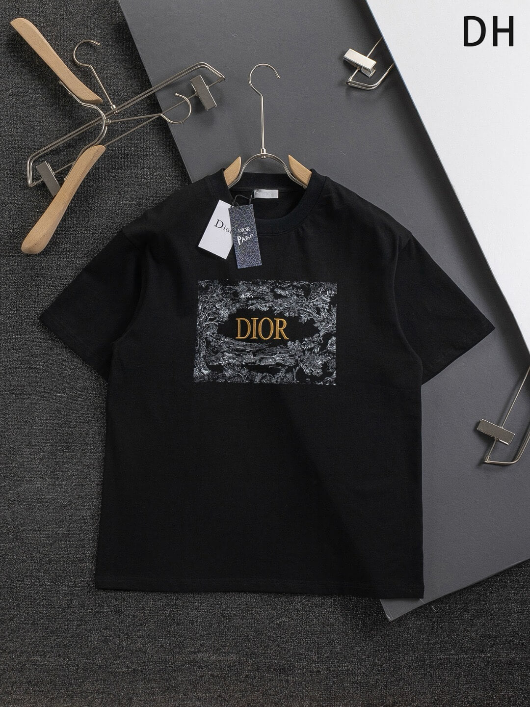Camiseta con bordado de letras florales