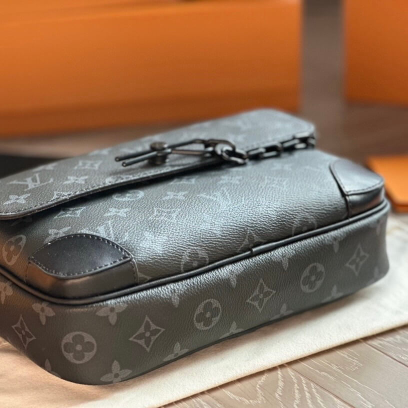 Bolso bandolera clásico con imperdible