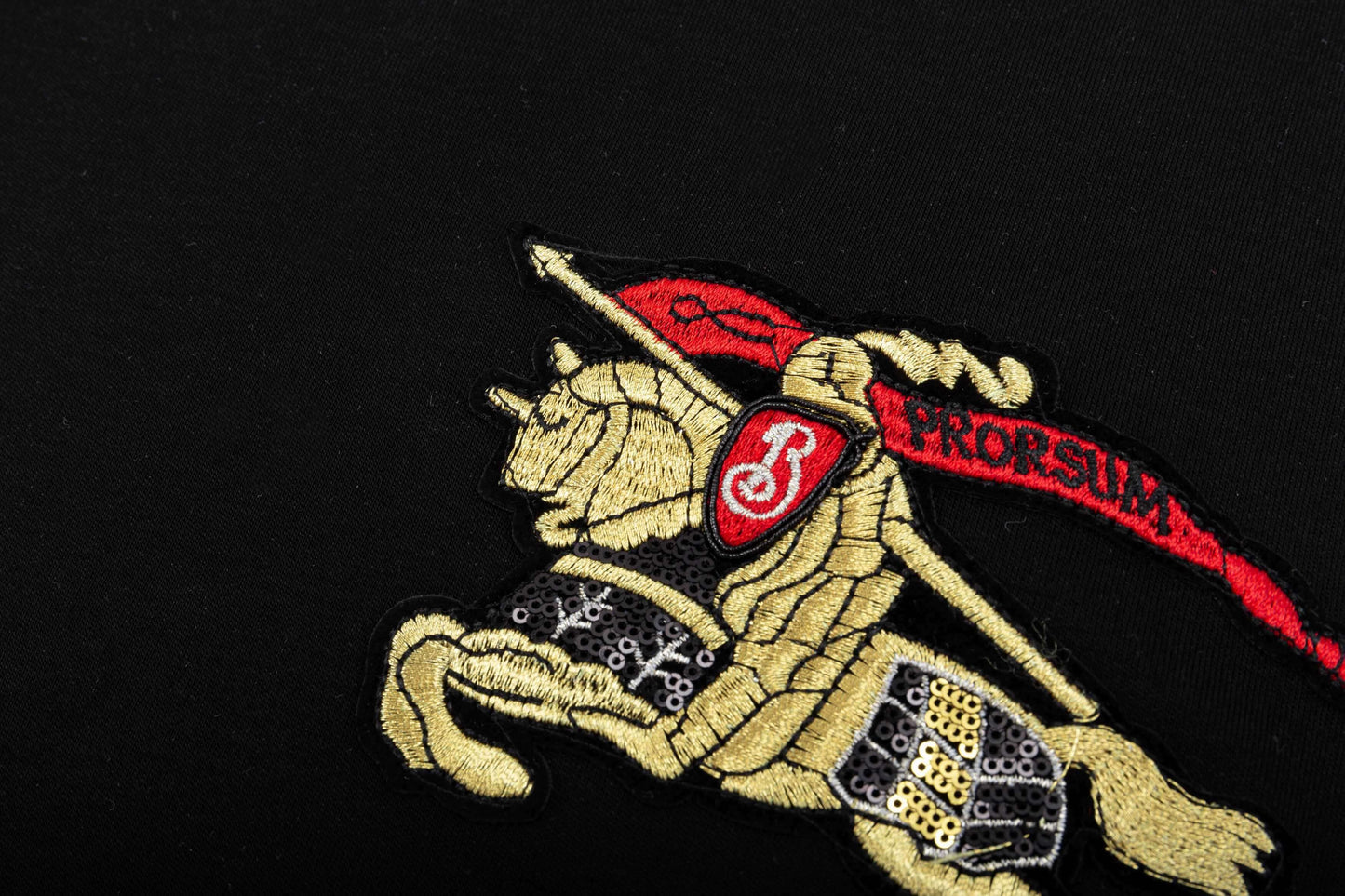 Camiseta con patrón bordado de caballero